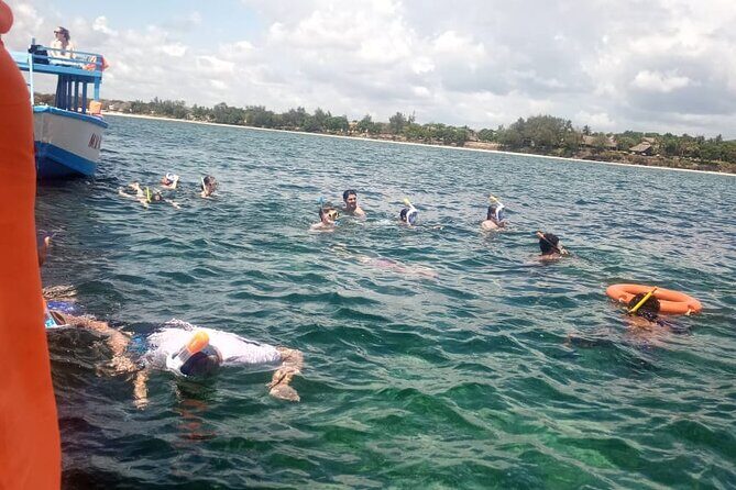 Diani Beach: Glass-bottom Boat Ride with Underwater Show - Roof-level photo time: the upper compartment view