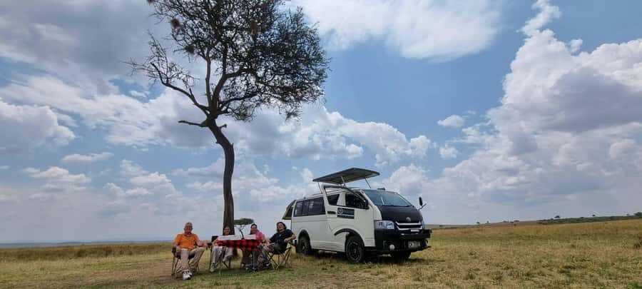 From Nairobi: Maasai Mara 1-Day Safari: AW, Lunch & Pickup - Game Drive #1: Morning Scanning Across the Open Savannah