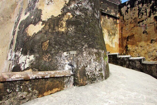 Mombasa City Tour - Fort Jesus, Old Town, Spice Town & Craft - Marikiti Mtaani spice market: smell, talk, buy