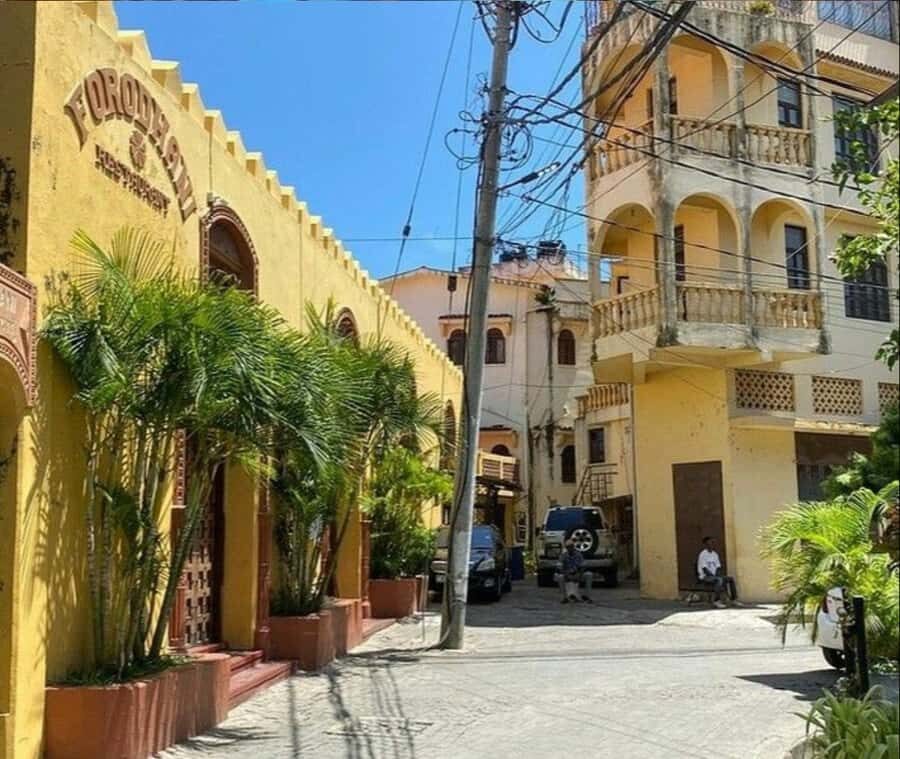 Mombasa: Historical Guided city tour. Old town, Fort Jesus - Timing, walking comfort, and staying safe in a busy Old Town