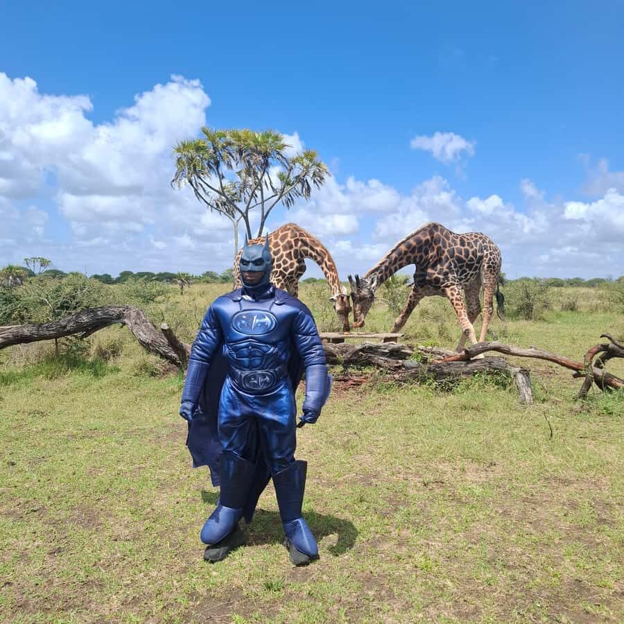 MOMBASA:FortJesus,OldCity,GiraffeOstrich,Oryx,Eland,WildTour - Moi Avenue Elephant Tusks: a quick landmark with meaning