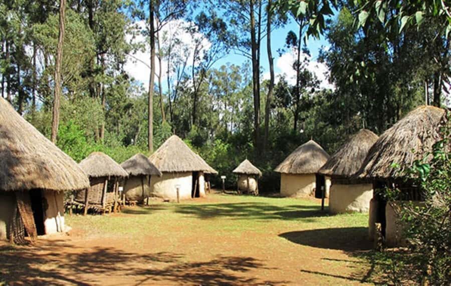 Nairobi: Giraffe Center, Beads Factory & Bomas of Kenya Tour - Bomas of Kenya: Traditional Music and Dance Plus Time to Shop and Photograph