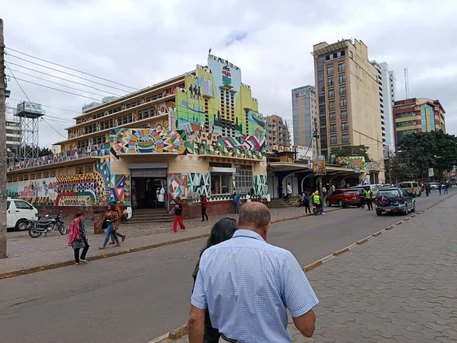 Nairobi Walking Tour, GiraffeCentre & Souvenir Shopping Tour - Golden Eagle Art Gallery: souvenirs with a local-food option