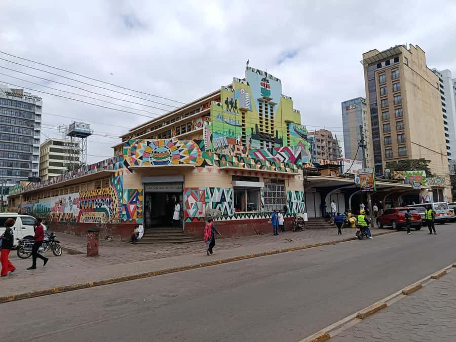 Nairobi Walking Tour, GiraffeCentre & Souvenir Shopping Tour - The moving Maasai Market: where to find it on Saturday vs Sunday