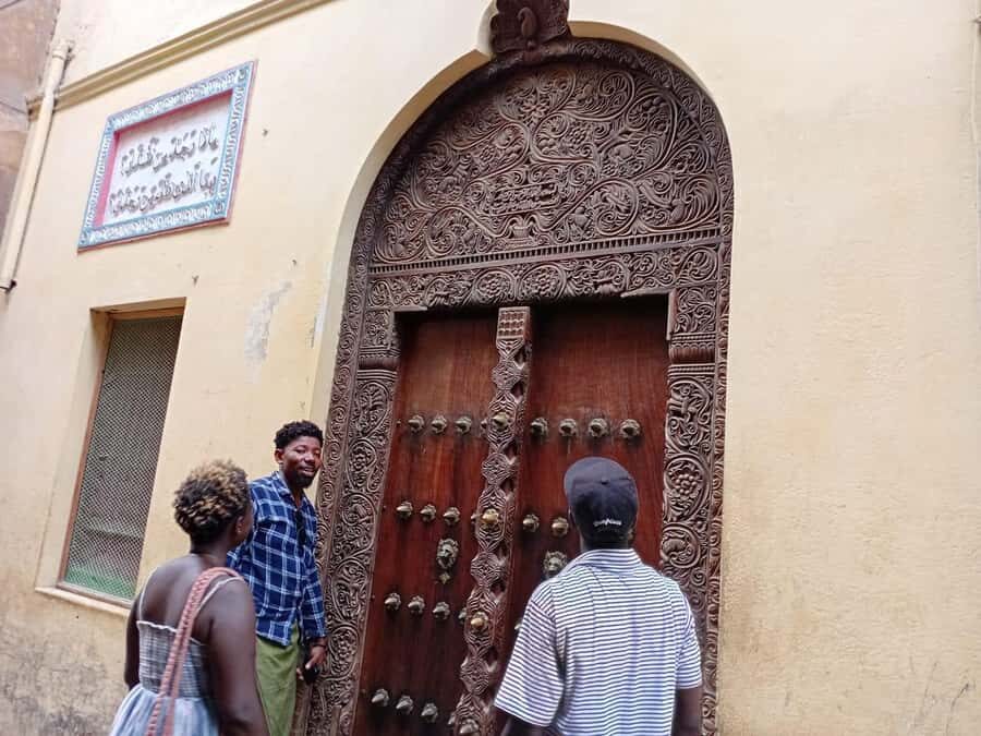 Swahili Carved Doors Tour by Woman Woodcarver: Lamu Island - Accessibility and comfort in Lamu Old Town
